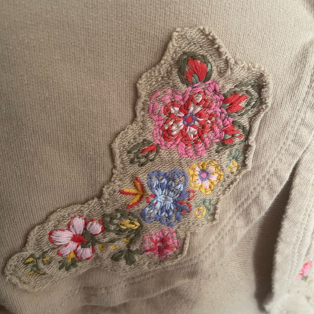 Cropped shirt with button and flowers - Picture 5 of 12